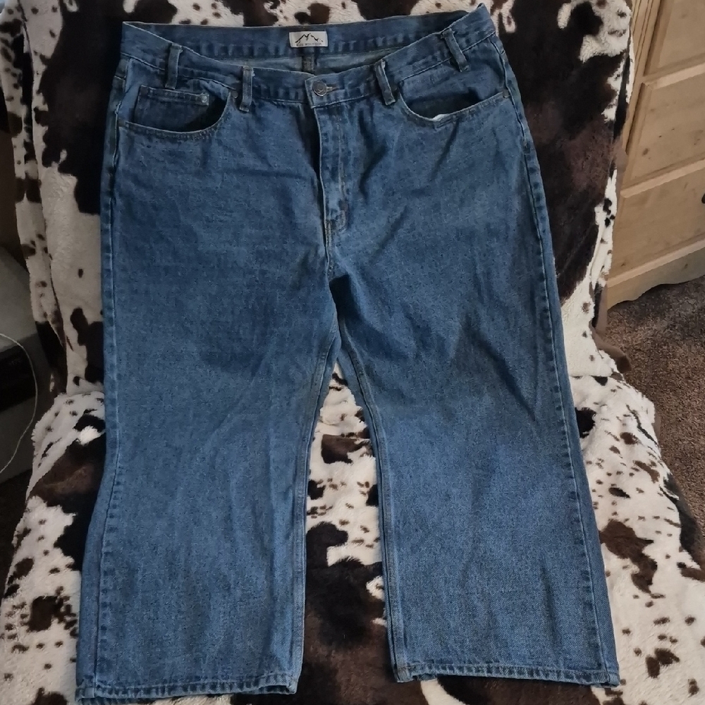 Blue MOUNTAIN, Classic Blue Relaxed Fit Jeans for Men. WAIST 40.